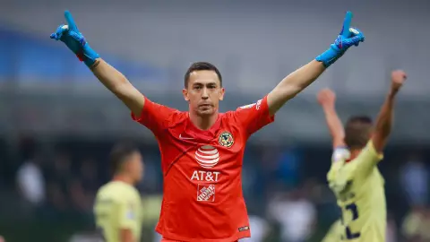 Agustín Marchesín defendiendo el marco de América