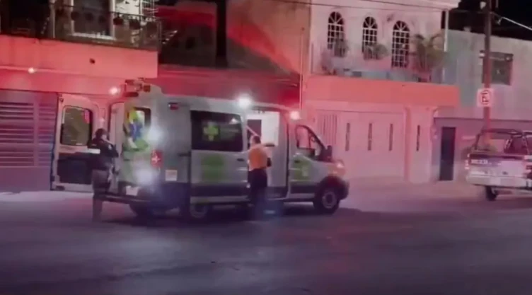 Hombre es atendido en ambulancia tras ataque a balazos en Guadalajara