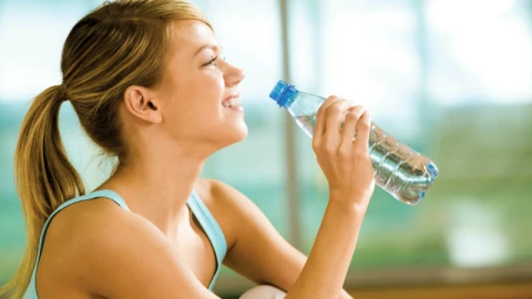 Los beneficios de beber un vaso de agua en ayunas