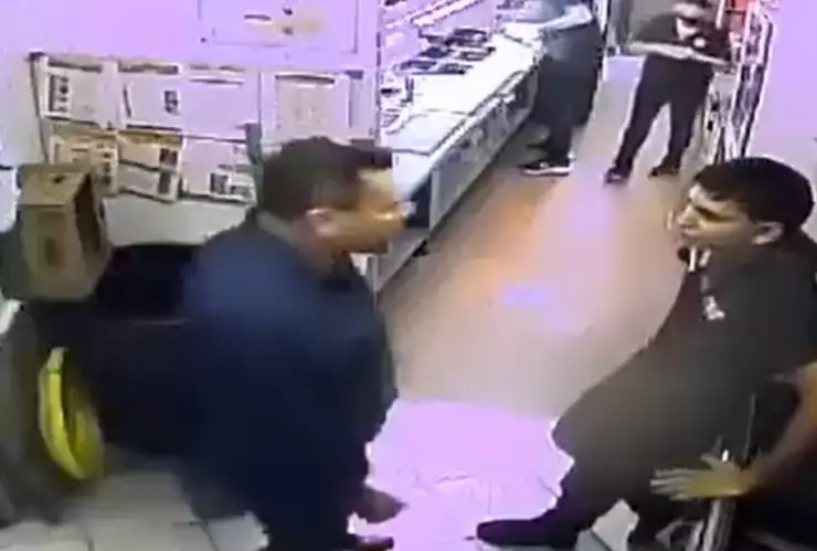 Joven empleado de Subway rompe el silencio