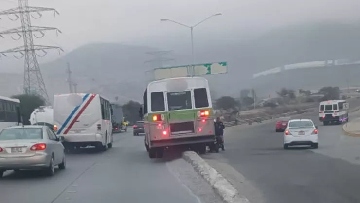 Camión se sube al camellón en el Blvd. 2000; autoridades investigan causas