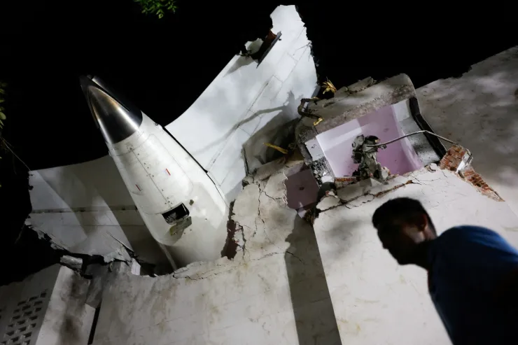 El avión cayó a menos de un minuto después de despegar.