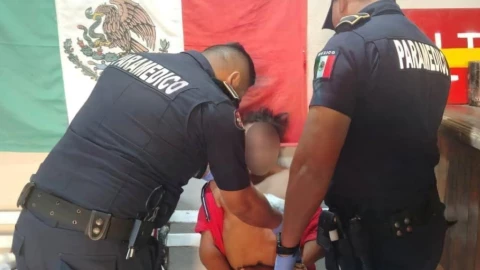 Intentó DEFENDER a una persona y terminó HERIDO con arma blanca; el responsable HUYÓ por mar abierto