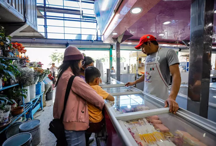 Familias se refrescan en una paletería