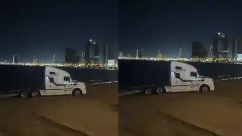 trailer atascado en playa de Sinaloa