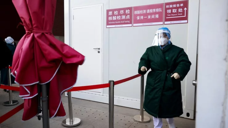 Médicos en China consideran que la prueba rectal es un método más efectivo que la prueba nasal para la detección de contagios de la COVID-19.