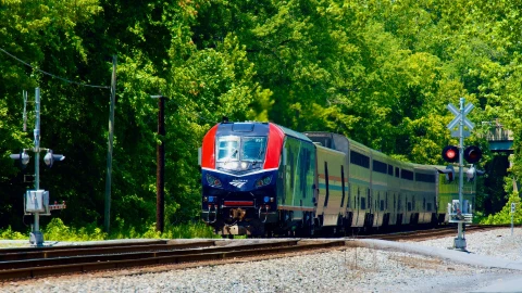 Tren Amtrak en funcionamiento.