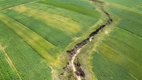 Se crea una enorme grieta en campos de cultivo del Estado de México (Edomex).