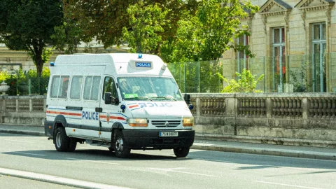 Patrulla de la policía de París, Francia.