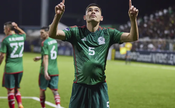 Johan Vásquez festeja gol en el México vs Surinam Nations League