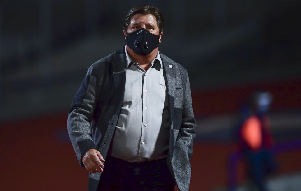Miguel Herrera cubrebocas
