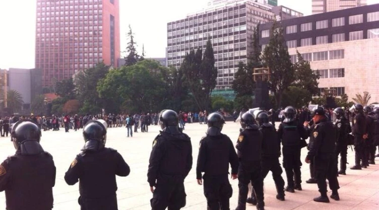 Granderos custodian el Monumento a la Revolución