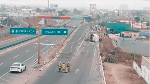 Volcadura de pipa con combustible provoca cierre de la Escénica hoy, 8 de agosto, en Rosarito