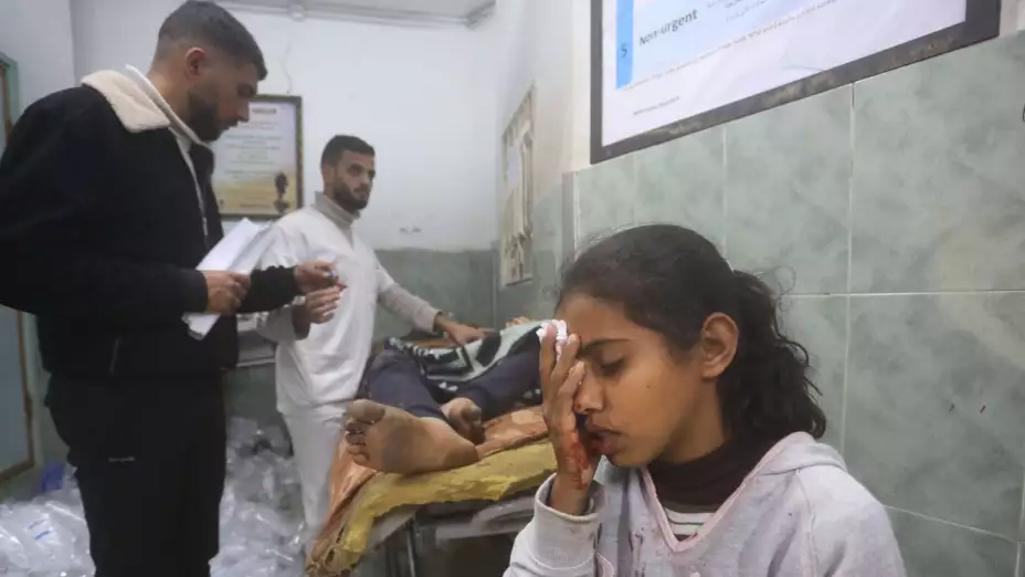 Palestinos heridos tras un bombardeo israelí en la Franja de Gaza.