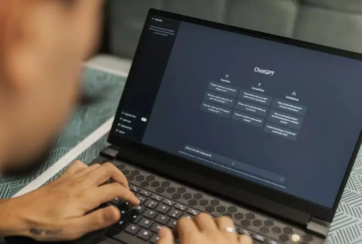 Así puedes ahorrar energía al usar Inteligencia Artificial; esto dice ChatGPT, Gemini, DeepSeek, entre otras