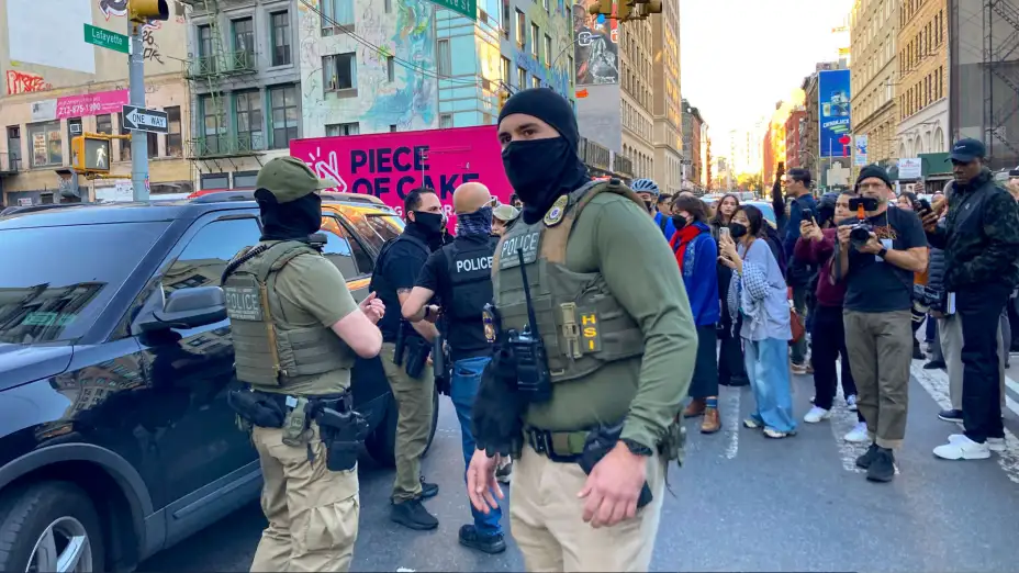Agentes realizan una redada migratoria en Canal Street, Manhattan, EU.