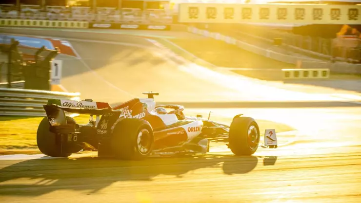 un autom&oacute;vil compite en el hermoso circuito de Texas