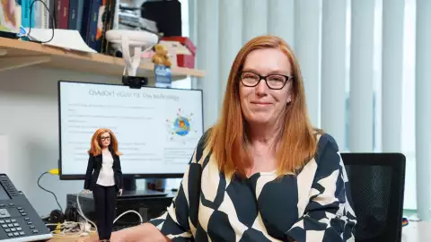 Barbie crea muñeca de Sarah Gilbert, creadora de vacuna de AstraZeneca