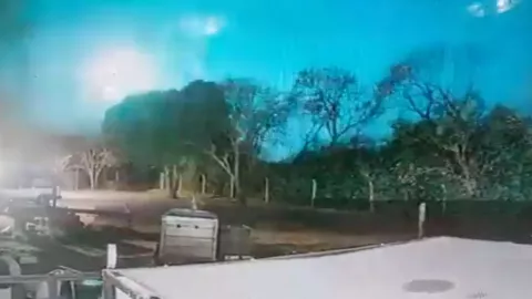 VIDEO: Una bola de fuego verde atraviesa el cielo y cae en Sudamérica .