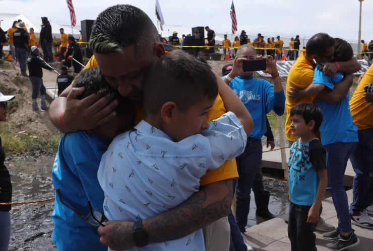 Familiares abrazados tras separarse.