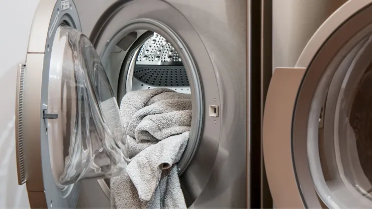 ¿Con qué frecuencia debo lavar las toallas, sábanas y cortinas?