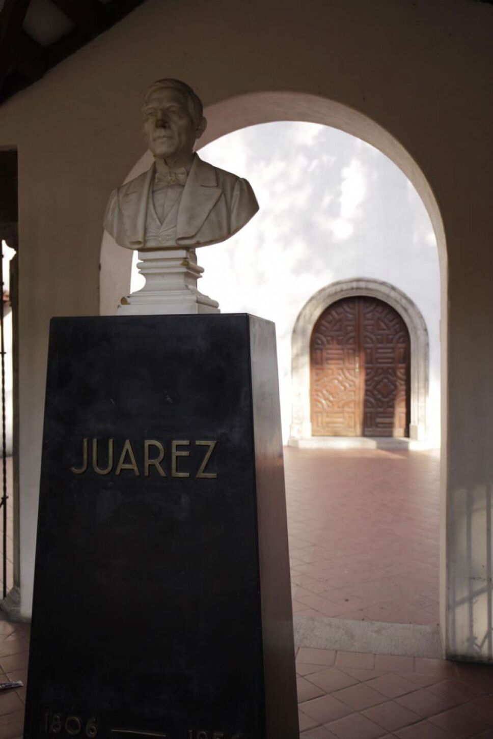 Busto de Benito Juárez a la entrada de su biblioteca / Foto: Archivo