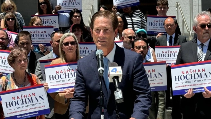 Nathan Hochman, fiscal de distrito electo de Los Ángeles, en un mitin político