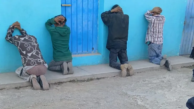 Hincados y de espaldas Cuatro detenidos son exhibidos tras balear patrulla en Puebla
