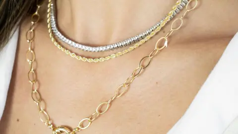 A las pieles olivas o neutras les puede combinar accesorios oro o plateados