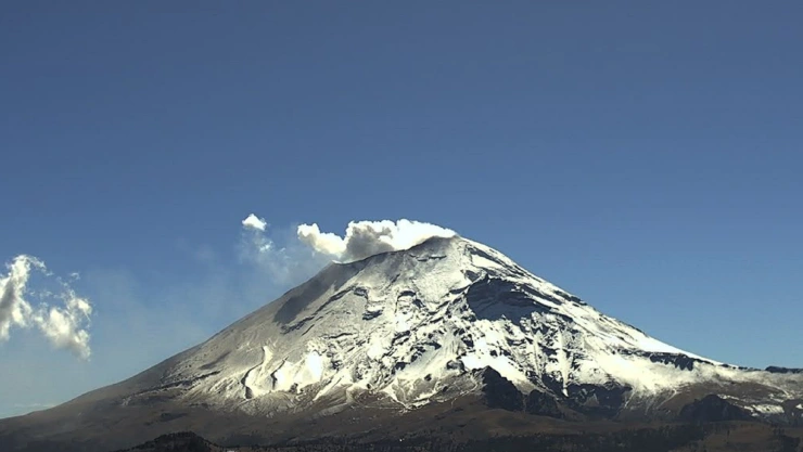 Volcán Popocatépetl nevado y con fumarola