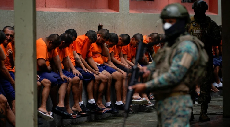 FOTO DE ARCHIVO: Los reclusos del bloque de celdas 3 inclinan la cabeza mientras escuchan a un soldado en la prisión militarizada del Litoral, como parte de las medidas tomadas por el presidente de Ecuador , Daniel Noboa, para acabar con las pandillas, durante una gira de medios en Guayaquil, Ecuador , el 9 de febrero de 2024.