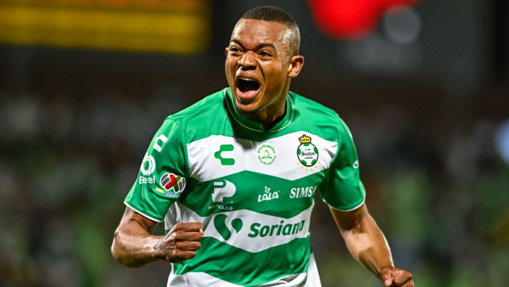 Harold Preciado celebra un gol con Santos Laguna