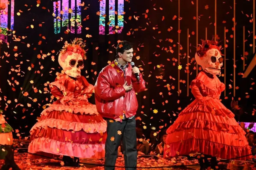 Julio Ávila conmovió a todos con su interpretación de “Recuérdame”, y la emoción se apoderó del escenario. Lola Cortés, visiblemente afectada, no pudo contener el llanto, destacando la magia que creó y recordándole que es un grande que nunca debe dejar de creer en sí mismo.