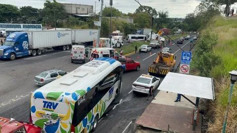 Pipa, tráiler, autobús y vehículos particulares colisionaron en un tramo de alta incidencia en Veracruz