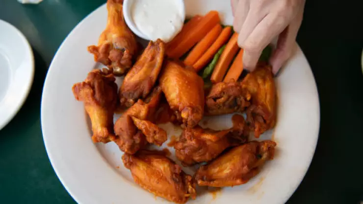 Durante Super Bowl 2023 consumirán 1.45 mil millones de alitas