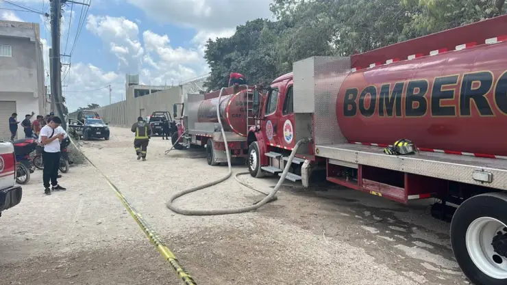 Se registra fuerte incendio en un deshuesadero en Cancún