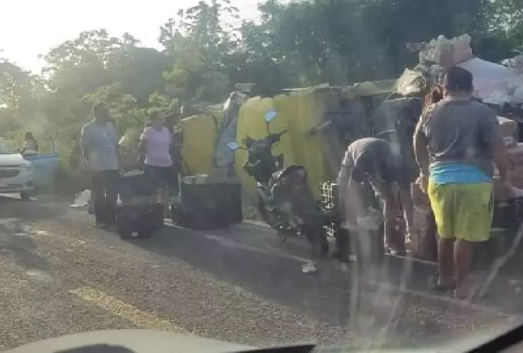 Realizan rapiña tras volcadura de tráiler en la carretera Mérida-Cancún.jpg