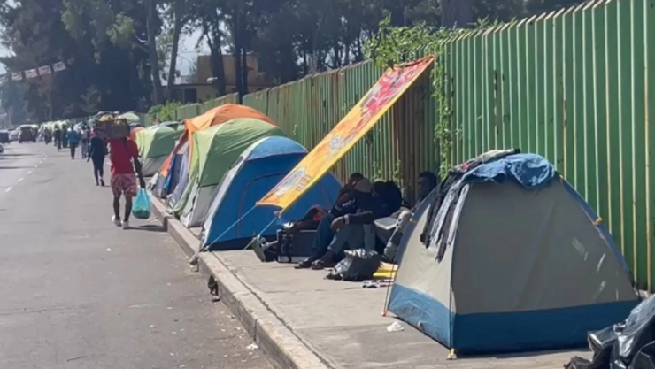 Vecino protestan contra campamento de migrantes que se estableció dentro del Bosque de Tláhuac