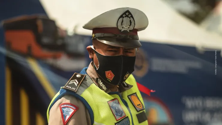 Policia completa entrega de repartidor de comida tras arrestarlo. (VIDEO)