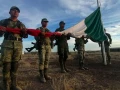 Las tropas defienden a la bandera del enemigo