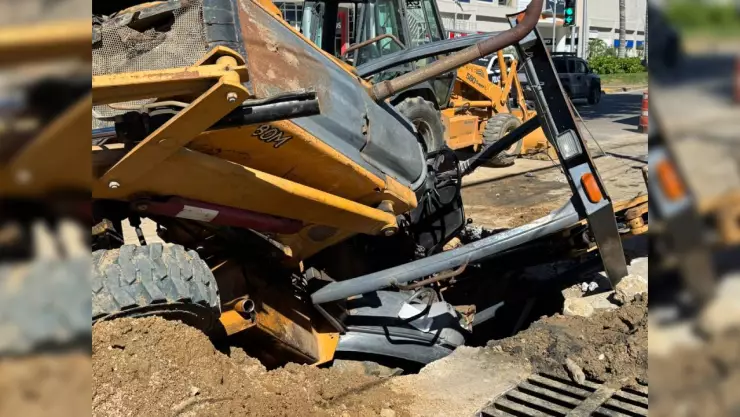 Accidente en la Costera Miguel Alemán_ Máquina de construcción cae en zona de obras.jpg