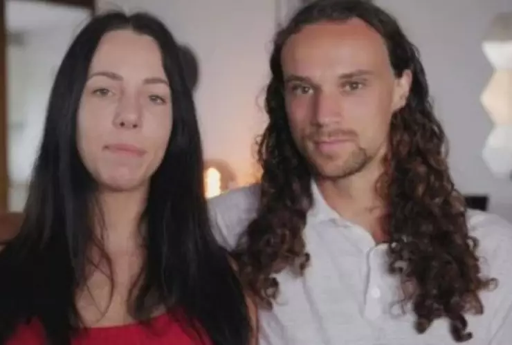 Mujer amamanta a su novio