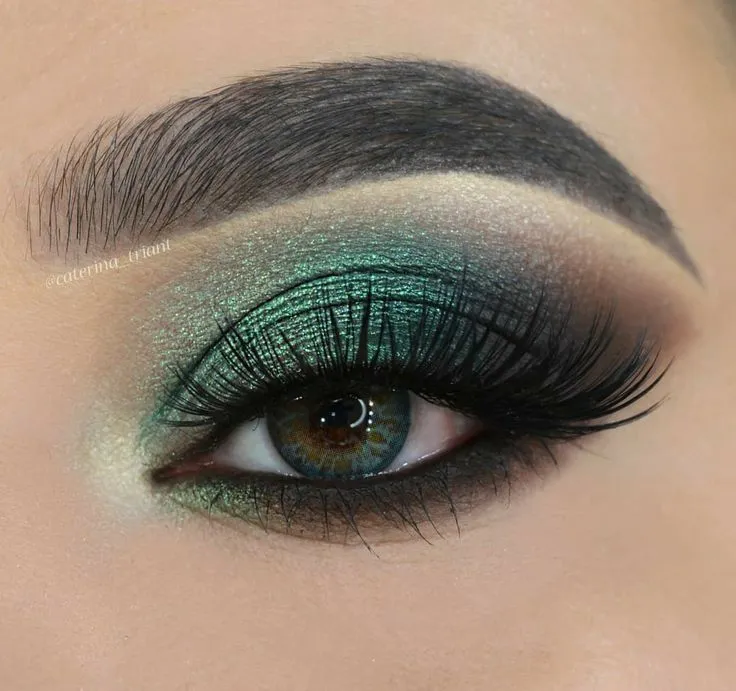 Sombras verde esmeralda para resaltar los ojos color miel