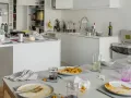 Odia lavar los platos.