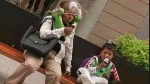 Abuelita se viste de Buzz Lighyear