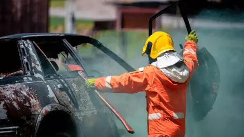 Tráiler se incendia en accidente