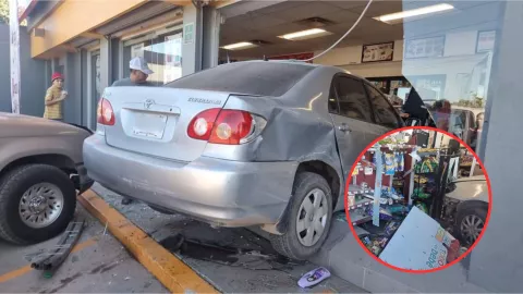 Conductor se mete a una tienda Oxxo en Culiacán.
