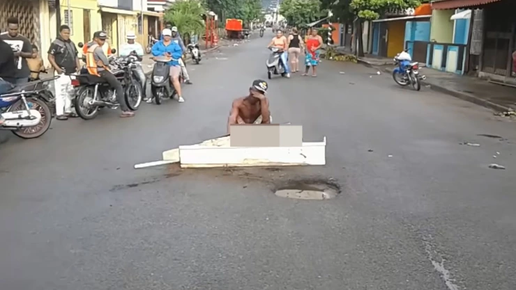 VIDEO Hombre desentierra el cuerpo de su mamá que no le dejó herencia