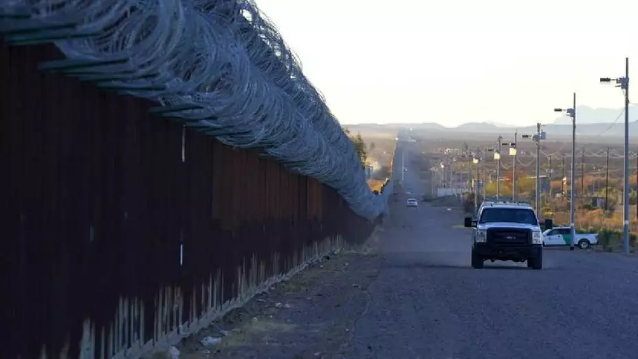 Mexicana mure al cruzar muro fronterizo, quedó colgada