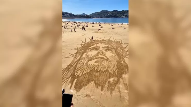 VIDEO: ¿Aparición divina? Rostro de Jesús aparece dibujado en Playa de la Concha